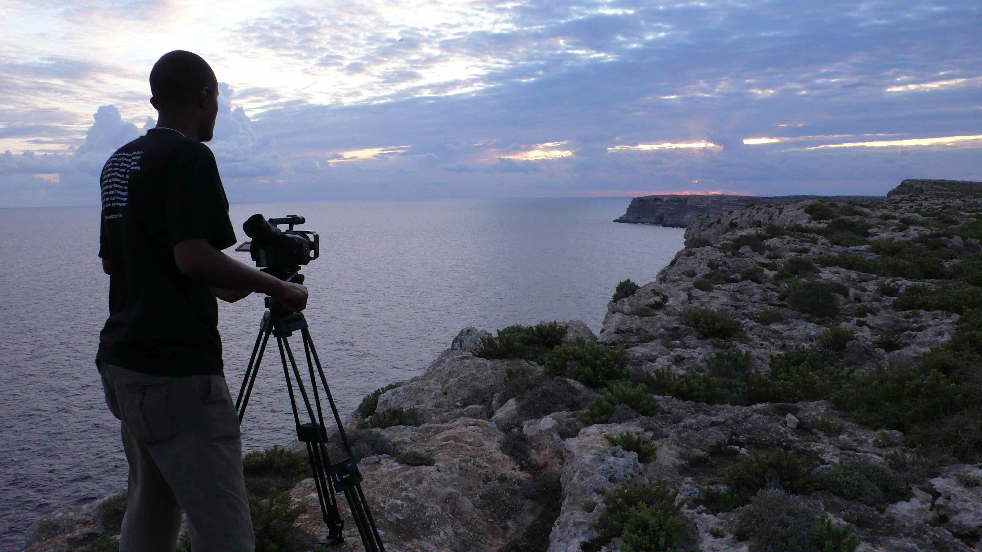 4 - Dagmawi Yimer a Lampedusa, durante le riprese di Soltanto il mare (50', 2011). Courtesy by AMM.